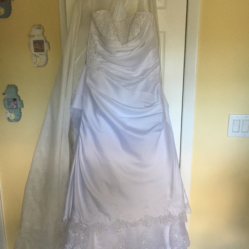 Strapless wedding dress